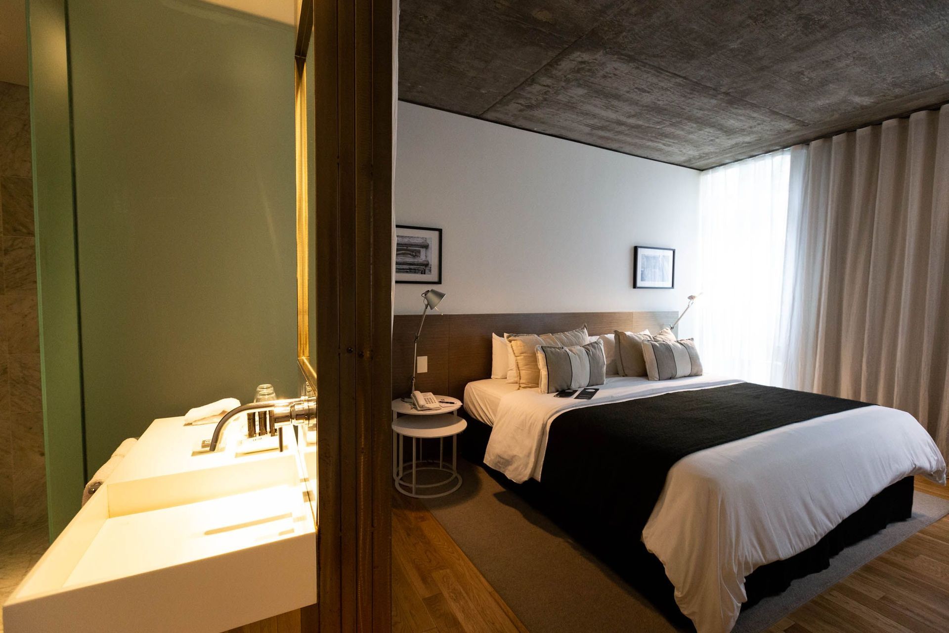 Una habitación de hotel con una cama grande y un lavabo
