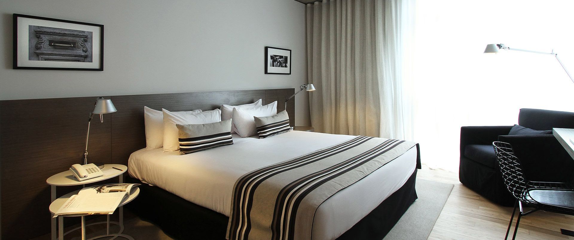 Una habitación de hotel con una cama grande y un gran espejo.
