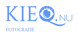 Blauw “KIEQ.NU”-logo met camera-icoon en het woord “FOTOGRAFIE” eronder.