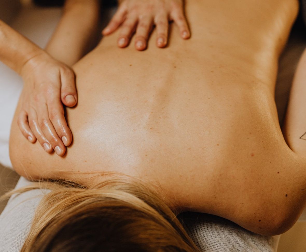 Fascial Hands-On Therapy at Optimise Massage Therapies involves applying gentle pressure and lengthening techniques to the fascia. This helps improve blood flow, move fluids around, and release any tightness or stiffness.