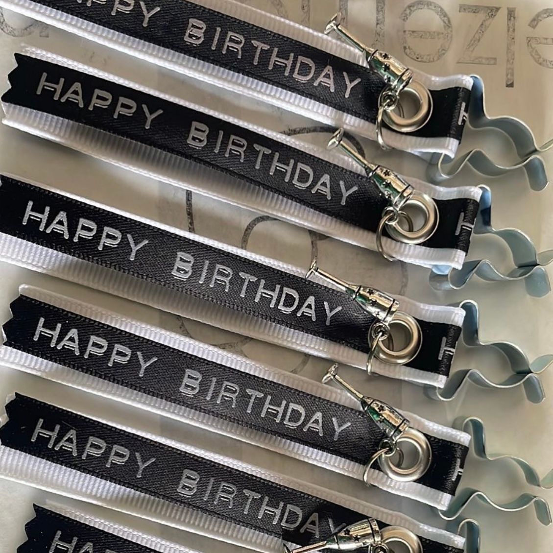 zwarte en wittelinten met de tekst happy birthday met metalen klemmetjes