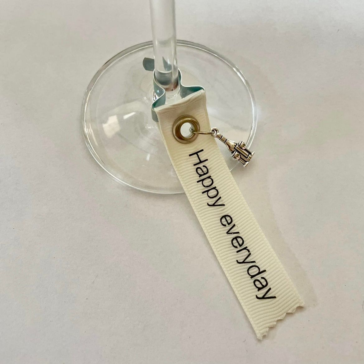 Wijnglas met een label waarop staat: happy everyday