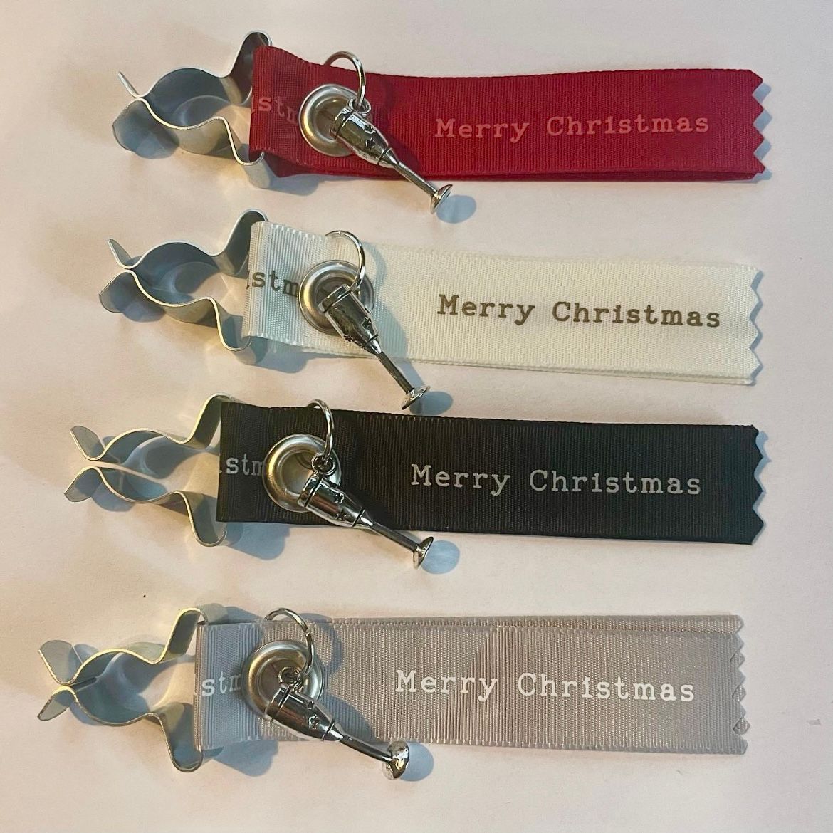 Vier linten met de tekst merry christmas