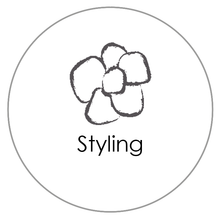 Rond grijs pictogram met een gestileerde bloemtekening en de tekst