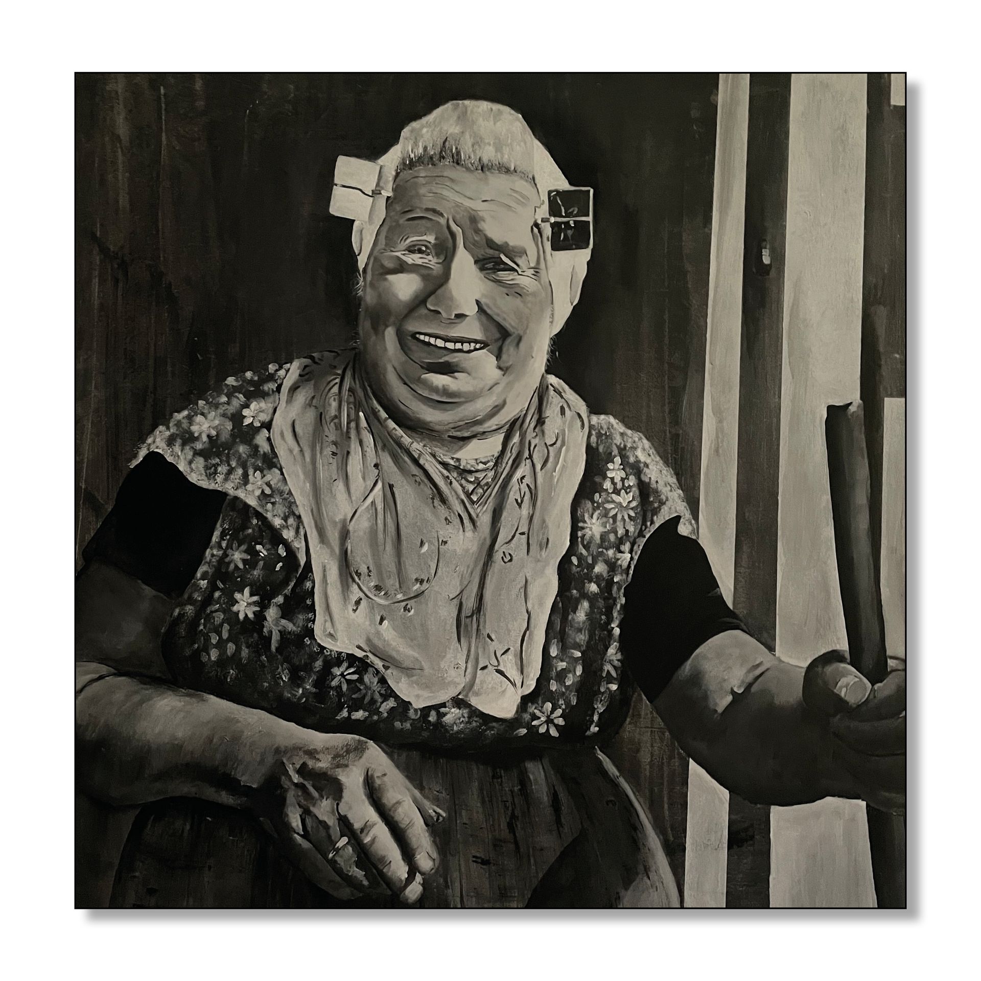 Een vrouw in traditionele kleding glimlacht en houdt een stok vast.