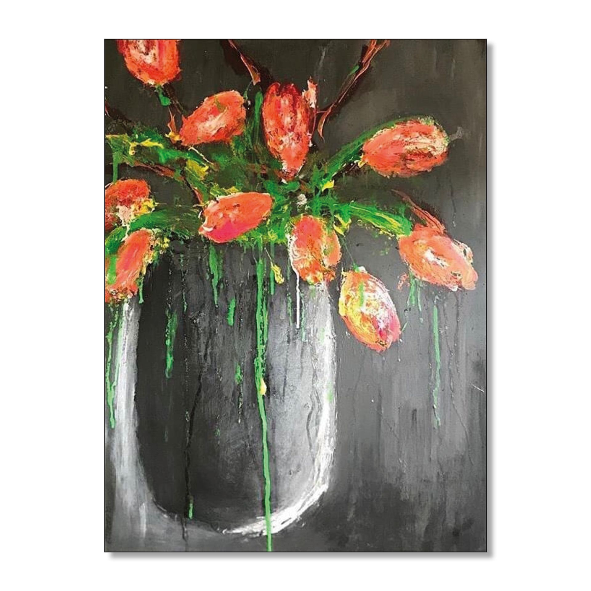Oranje tulpen in een zwarte vaas tegen een donkergrijze achtergrond. Groene strepen druipen naar beneden.
