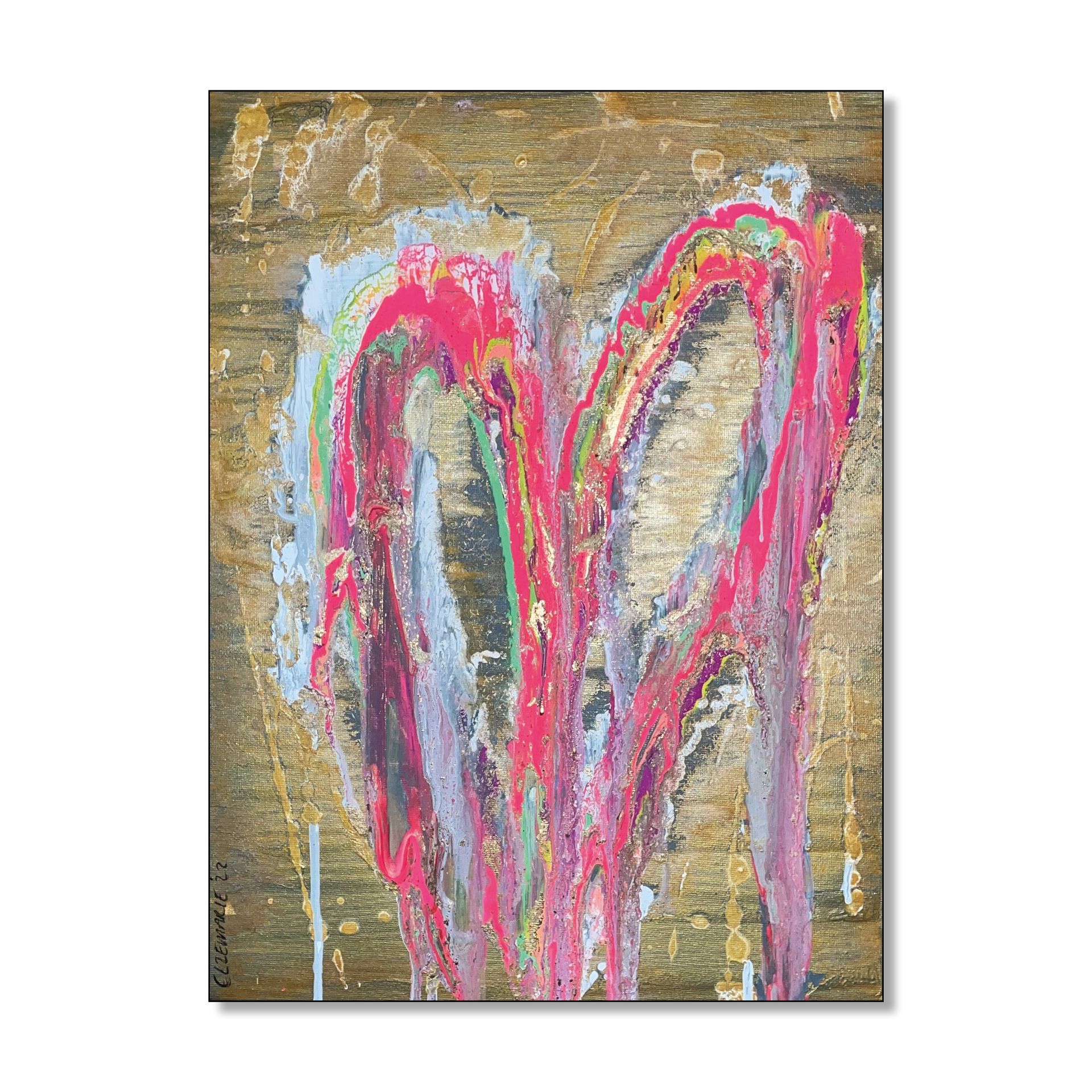Abstract schilderij van een hartvorm in tinten roze, rood en blauw tegen een goudkleurige, gestructureerde achtergrond.