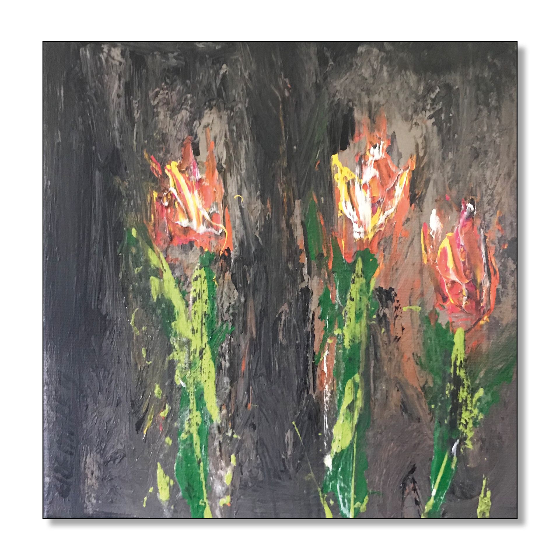 Abstract schilderij van drie oranje tulpen met groene stelen tegen een donkergrijze achtergrond.