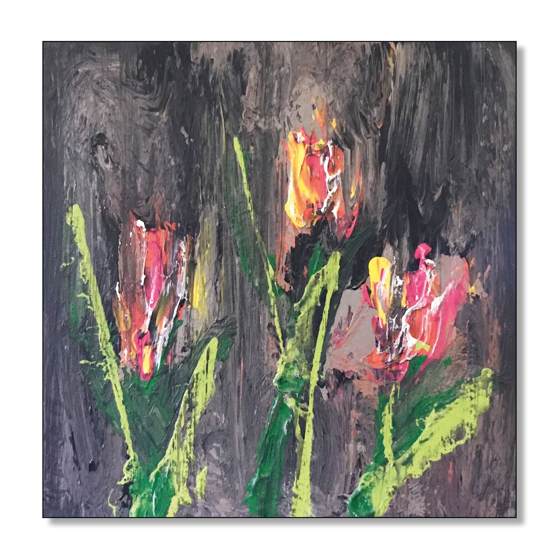 Abstract schilderij van drie tulpen in rode, gele en oranje tinten, tegen een donkere, gestructureerde achtergrond.