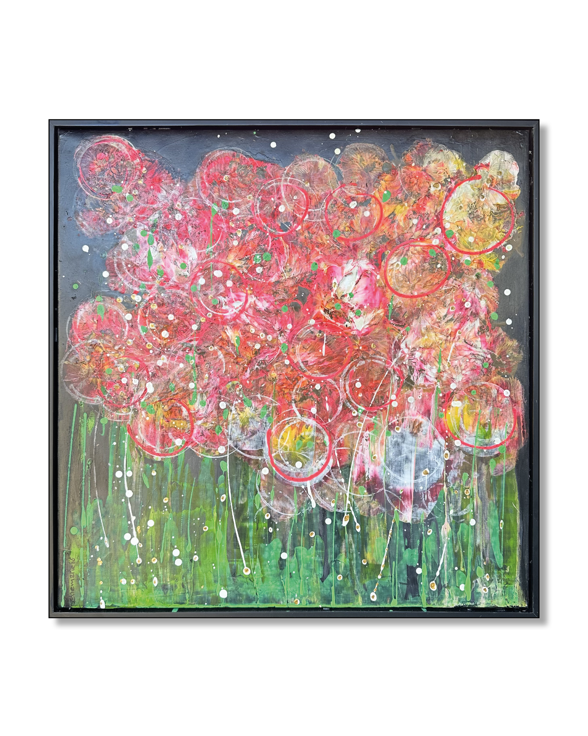 Abstract schilderij van roze en oranje bloemvormen op een groene en zwarte achtergrond.