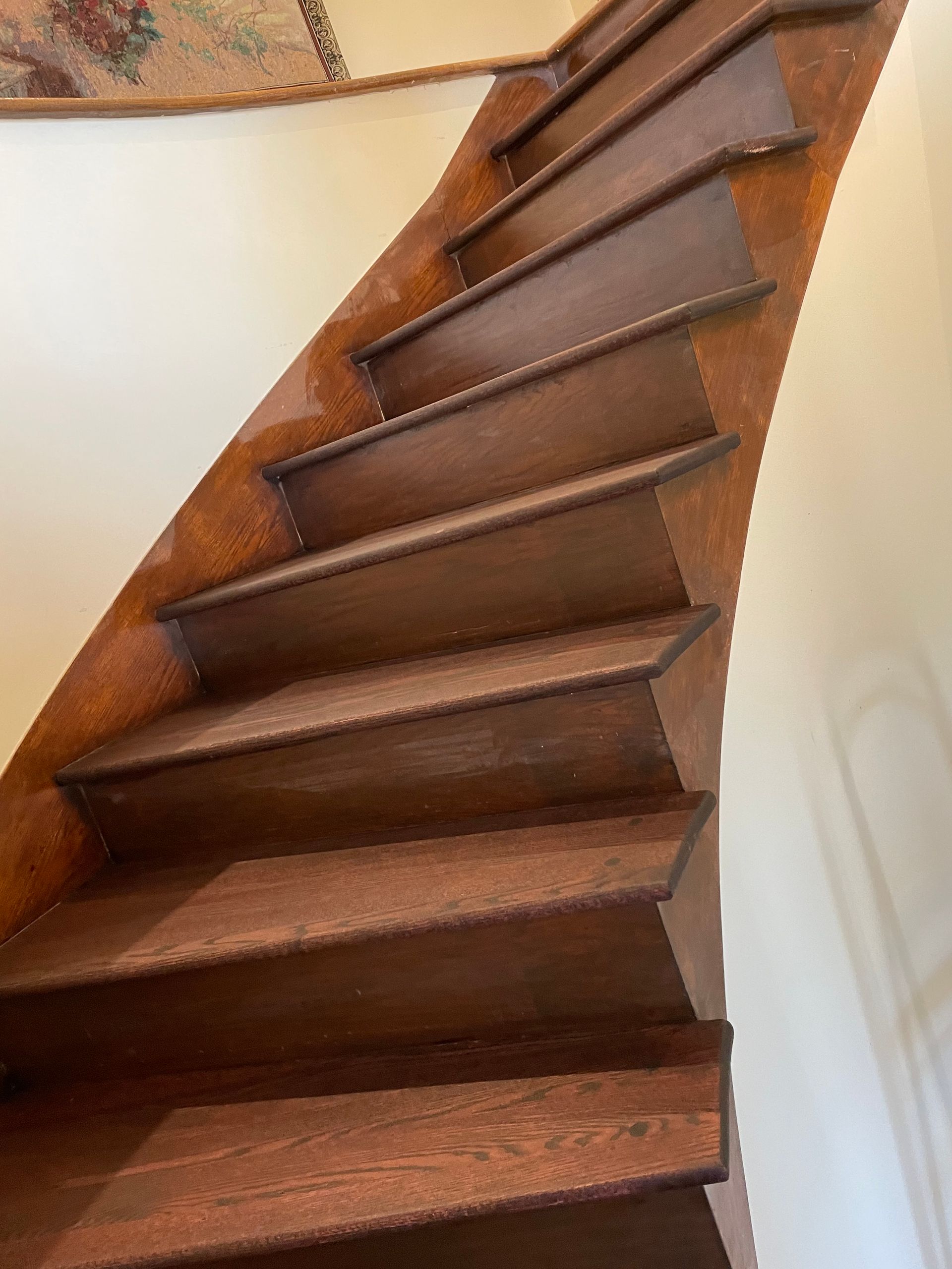 Un gros plan d'un escalier en bois dans une maison