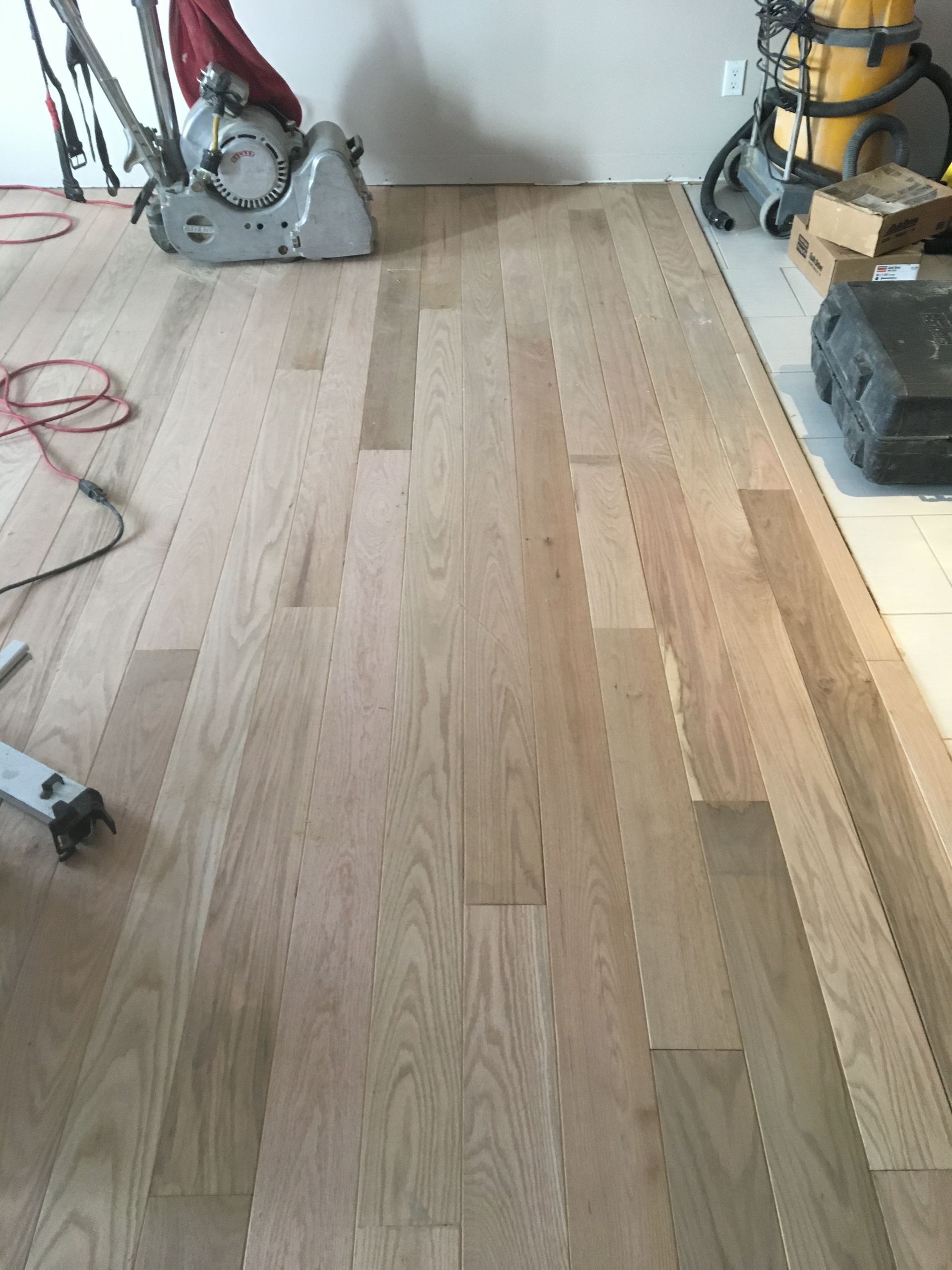 Un parquet avec un aspirateur dessus