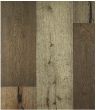Un gros plan d'un plancher en bois avec un motif rayé.