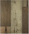 Un gros plan d'un plancher en bois avec un motif rayé.