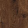 Un gros plan d'un parquet en bois marron sur fond blanc.