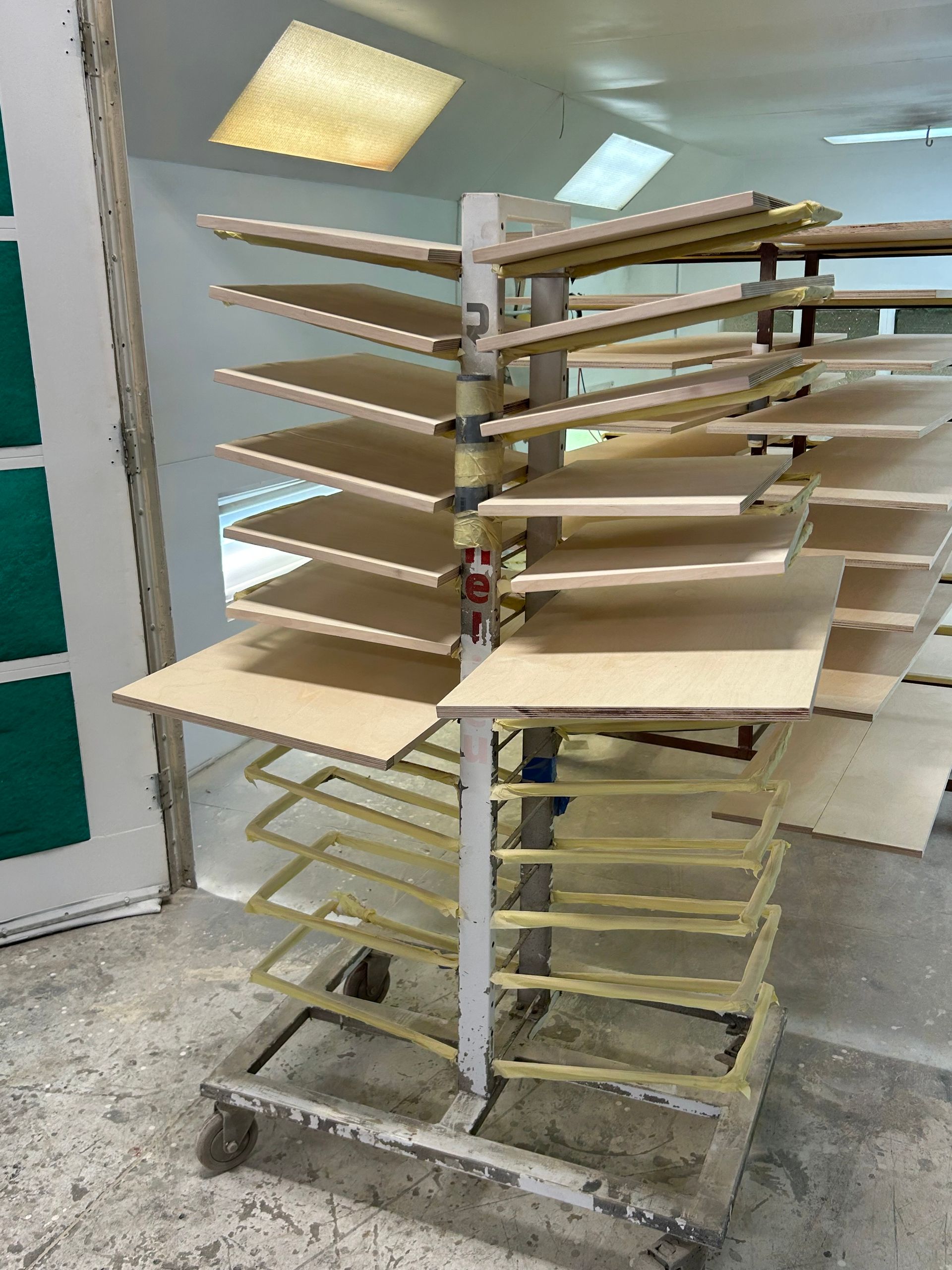 Un chariot rempli d'étagères en bois dans une pièce