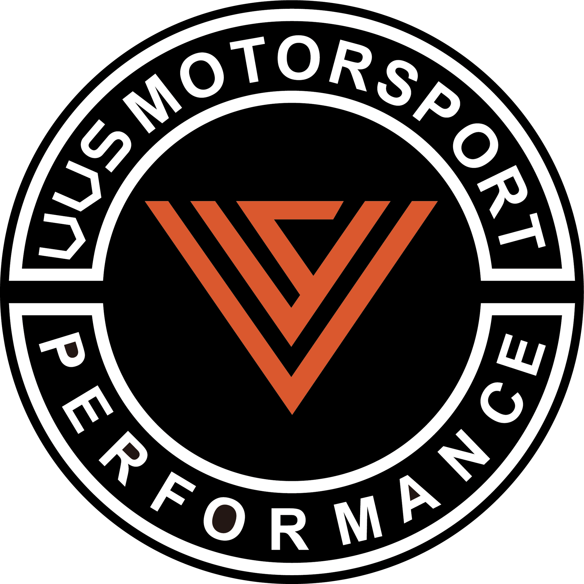WUS Motorsport Performance 標誌，橘色 V 形徽章位於黑色圓形徽章上