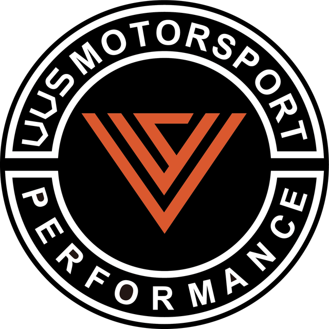 WUS Motorsport Performance 標誌,橘色 V 形徽章位於黑色圓形徽章上