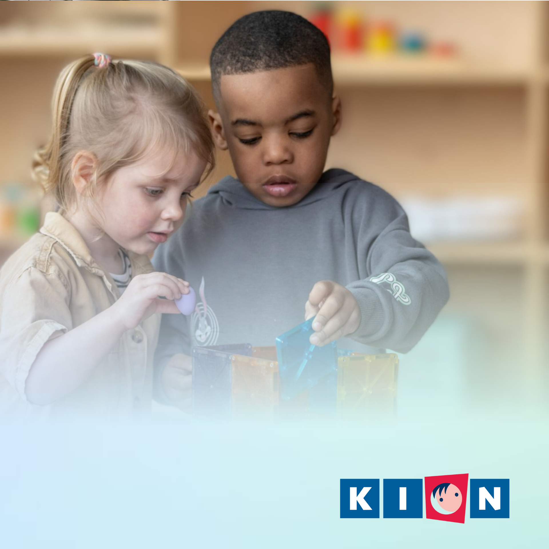 Twee kinderen onderzoeken een oplichtend voorwerp op een tafel, met het KION-logo in de hoek.