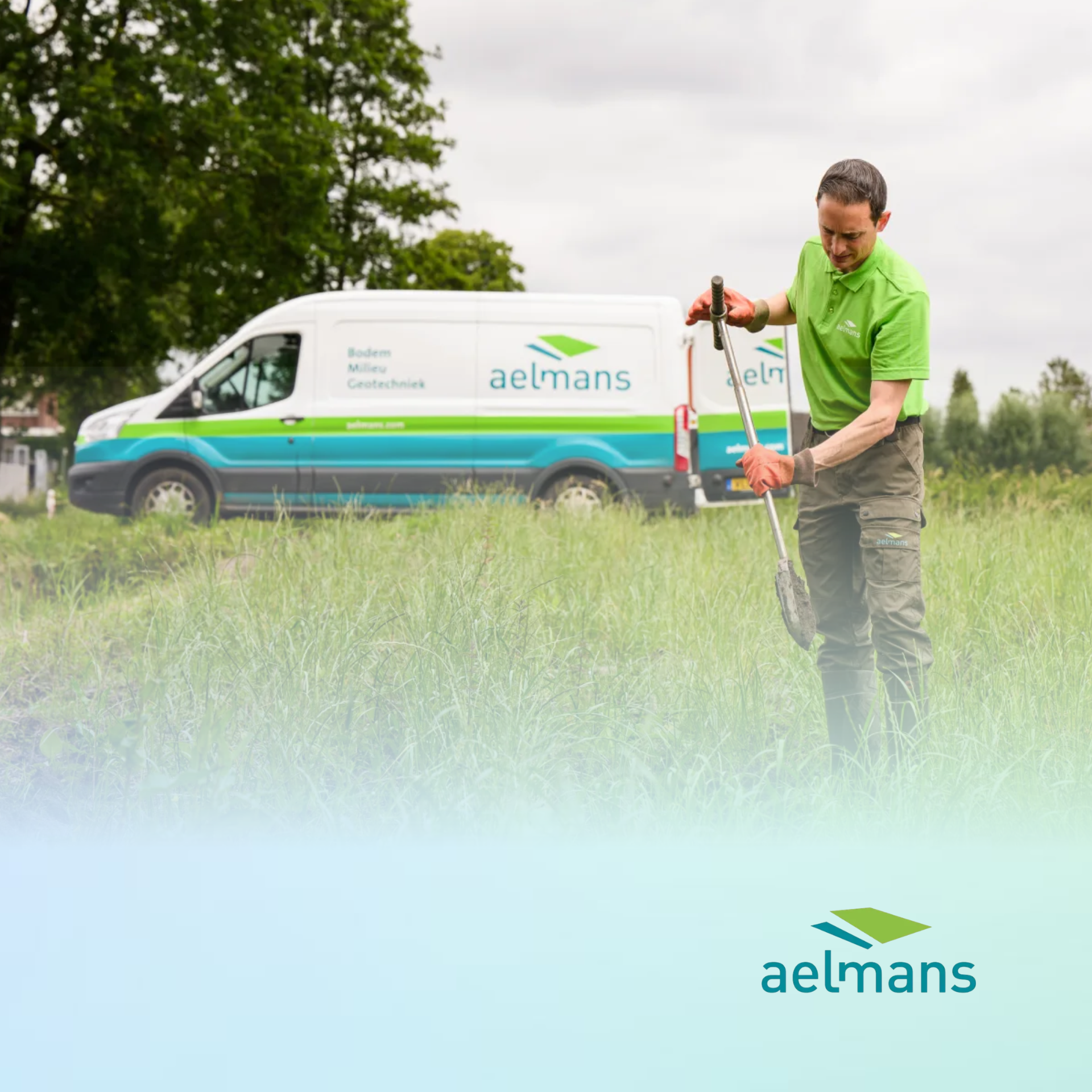 Man in groen shirt meet gras naast een Aelmans-busje in een veld.