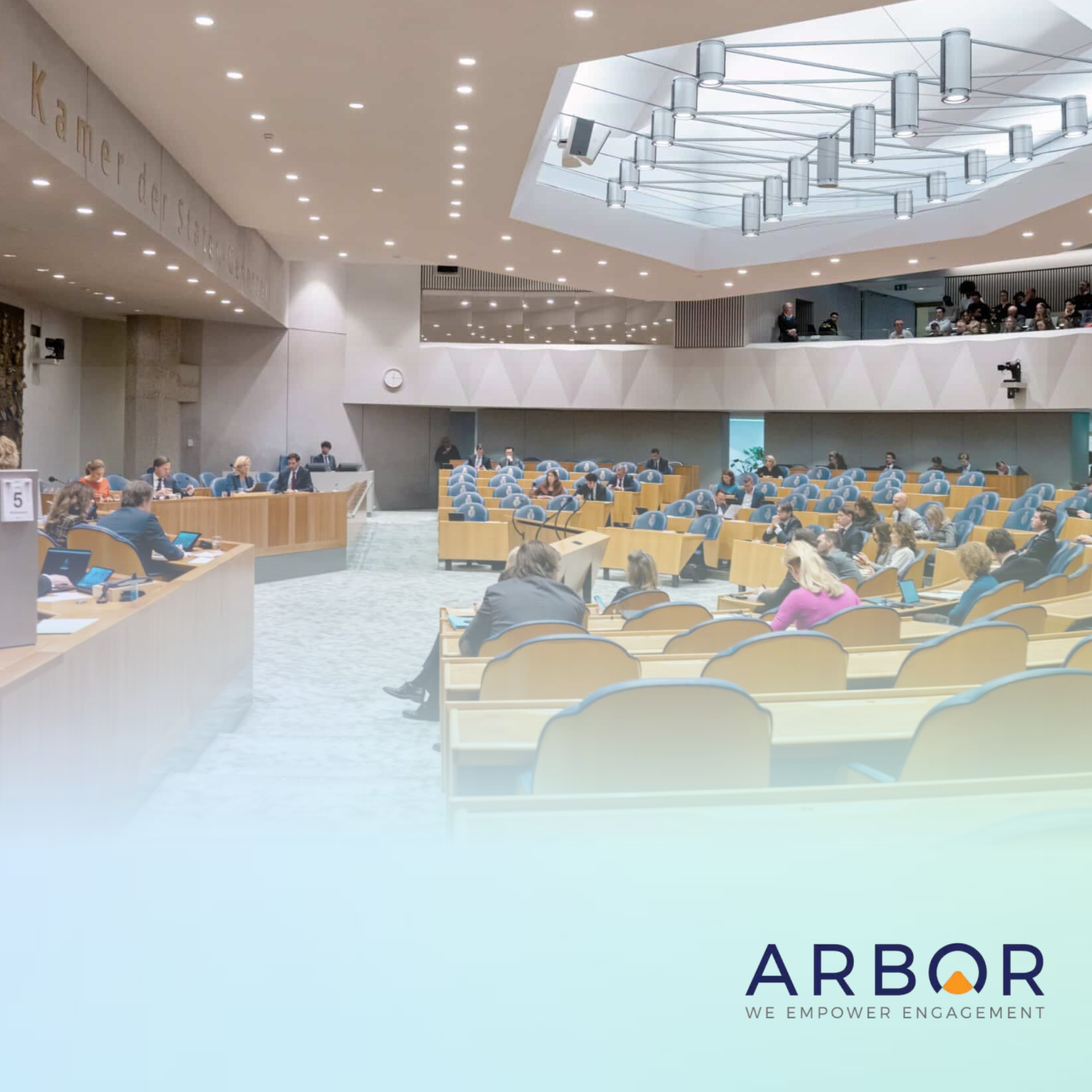 Moderne aula met zitplaatsen, gebogen lessenaars en heldere, geometrische plafondverlichting.
