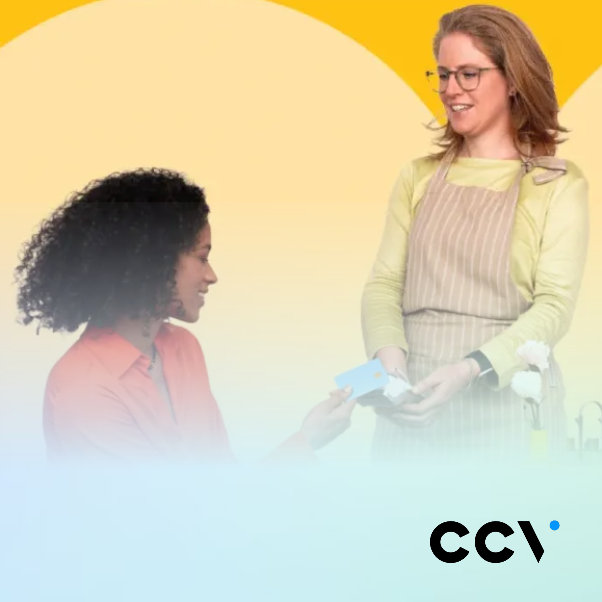 Twee vrouwen in gesprek, de ene zittend en de andere staand met een wandelstok, tegen een zachtgele en blauwe achtergrond.