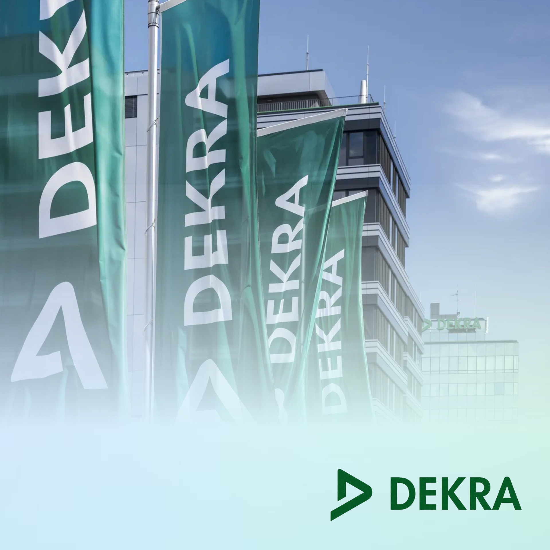 Groene vlaggen met het DEKRA-logo wapperen buiten een modern gebouw onder een heldere hemel.