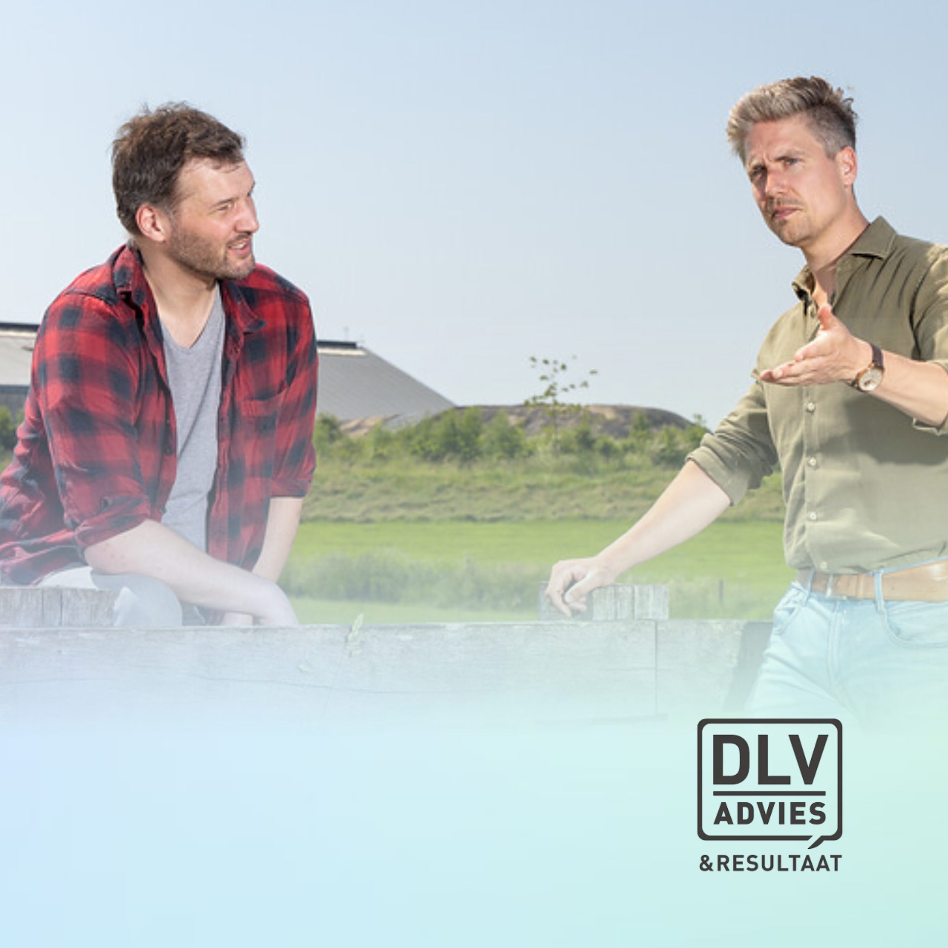 Twee mannen praten buiten bij een stenen muur, met het DLV Advies Resultaat-logo in de hoek.