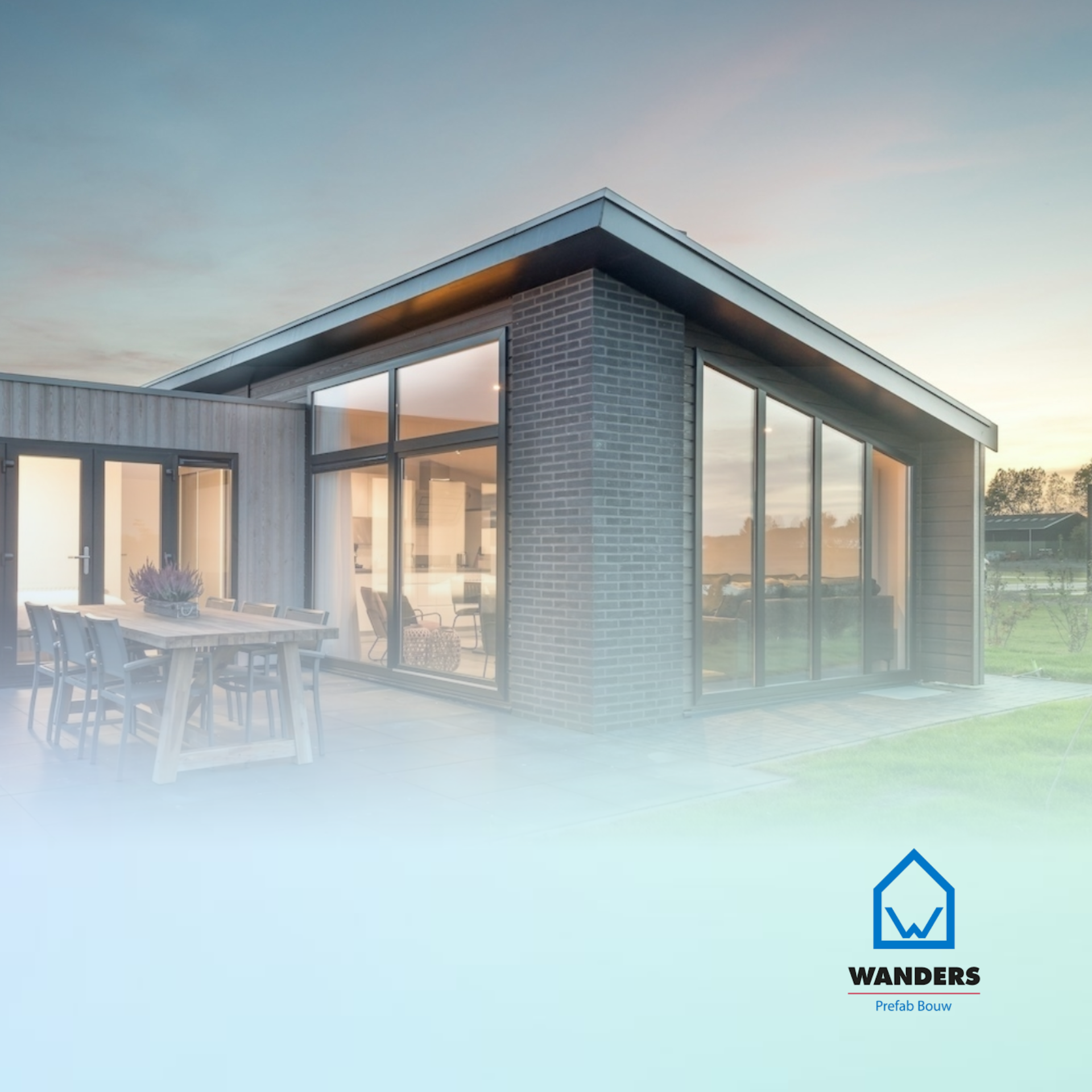 Moderne bakstenen woning met grote ramen en een terras waar u kunt dineren bij zonsondergang.