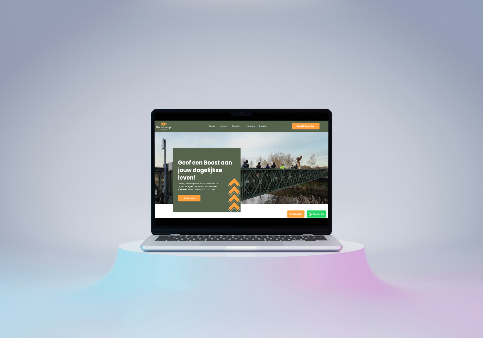 Laptop waarop een website-mockup wordt weergegeven op een zachtblauwe en roze verloopachtergrond.