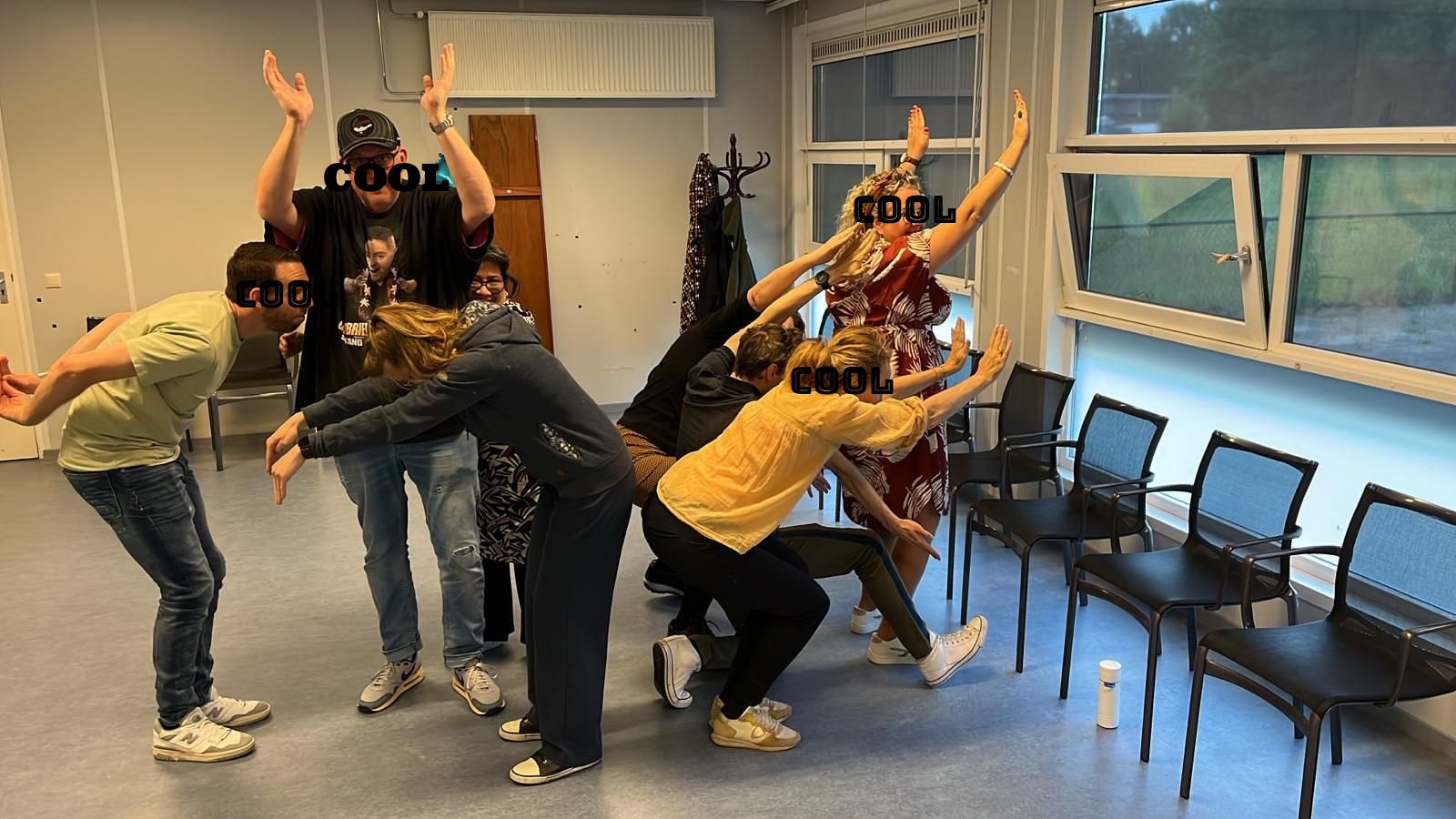 Mensen poseren speels