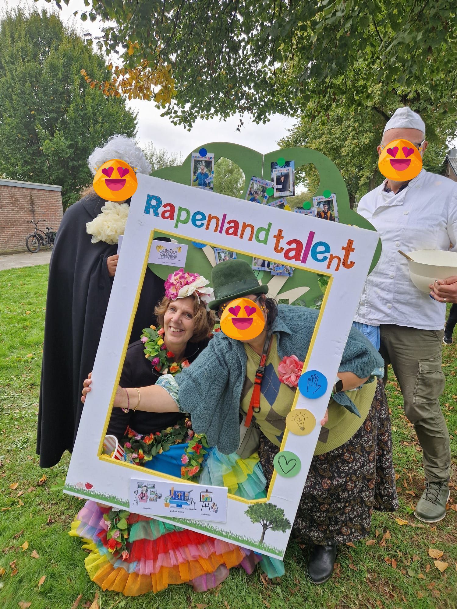Mensen in kostuums poseren met een 