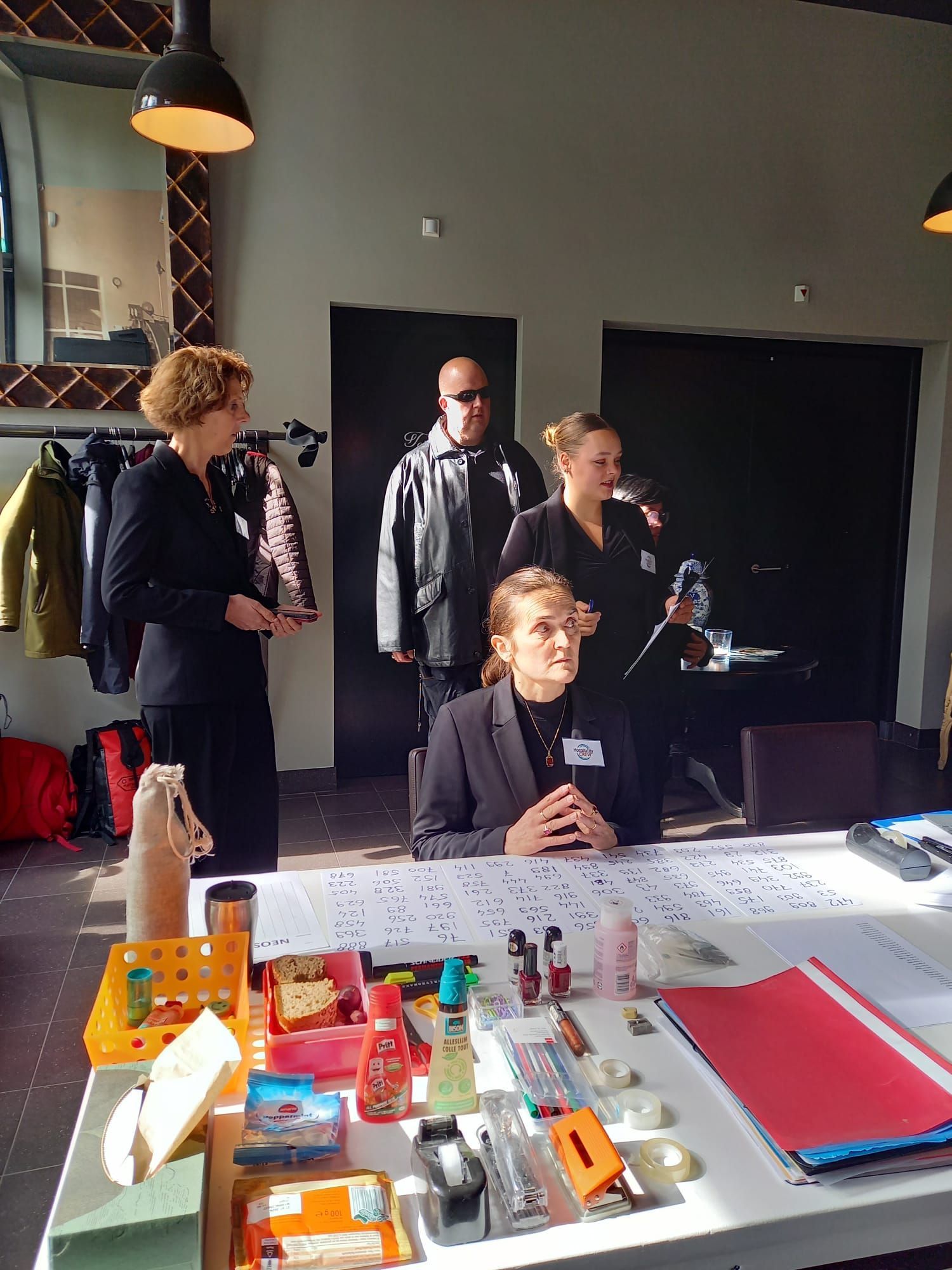 Theatrale personen in een ontvanstruimte