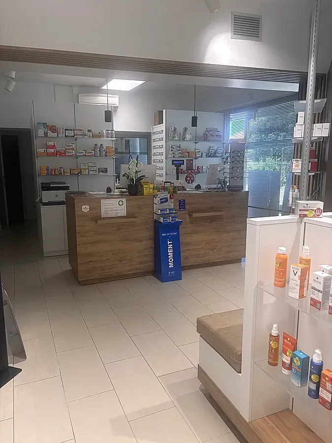 Arredamento Farmacia Mariazzi di Cavaglio d'Agogna, portale e banco