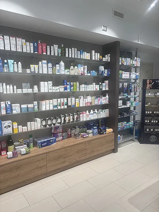 Arredamento Farmacia Mariazzi di Cavaglio d'Agogna, expo a parete e cassettoni