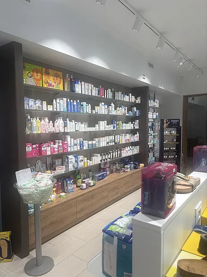 Arredamento Farmacia Mariazzi di Cavaglio d'Agogna expo a parete e gondola