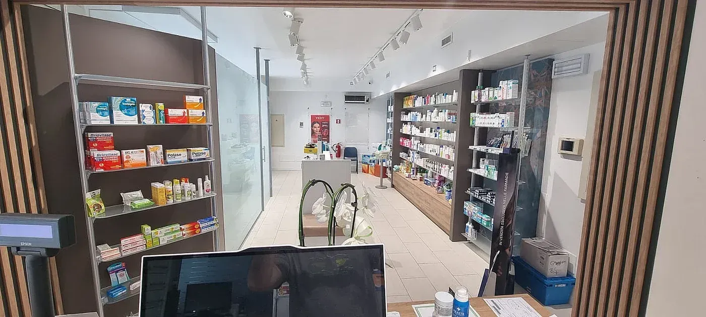 Arredamento Farmacia Mariazzi di Cavaglio d'Agogna, visuale dal banco