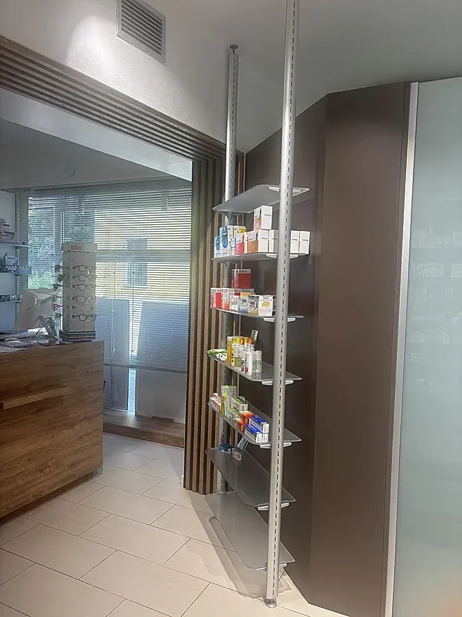 Arredamento Farmacia Mariazzi di Cavaglio d'Agogna, expo con tubolari pavimento/soffitto