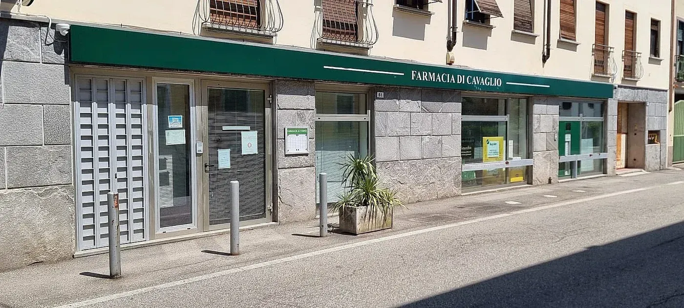Arredamento Farmacia Mariazzi di Cavaglio d'Agogna, insegna esterna e cassonetto dibond
