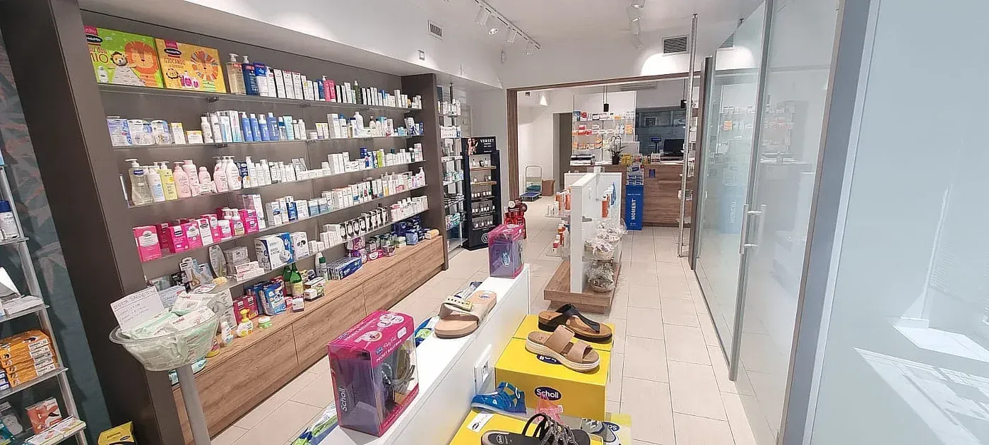 Arredamento Farmacia Mariazzi di Cavaglio d'Agogna, zona espositiva