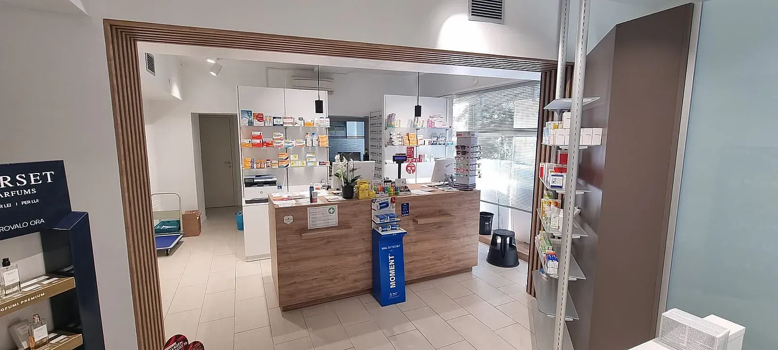 Arredamento Farmacia Mariazzi di Cavaglio d'Agogna banco ed esposizione