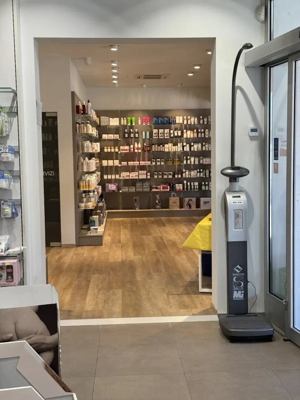 Arredamento Farmacia Caporusso Bellinzago pavimento