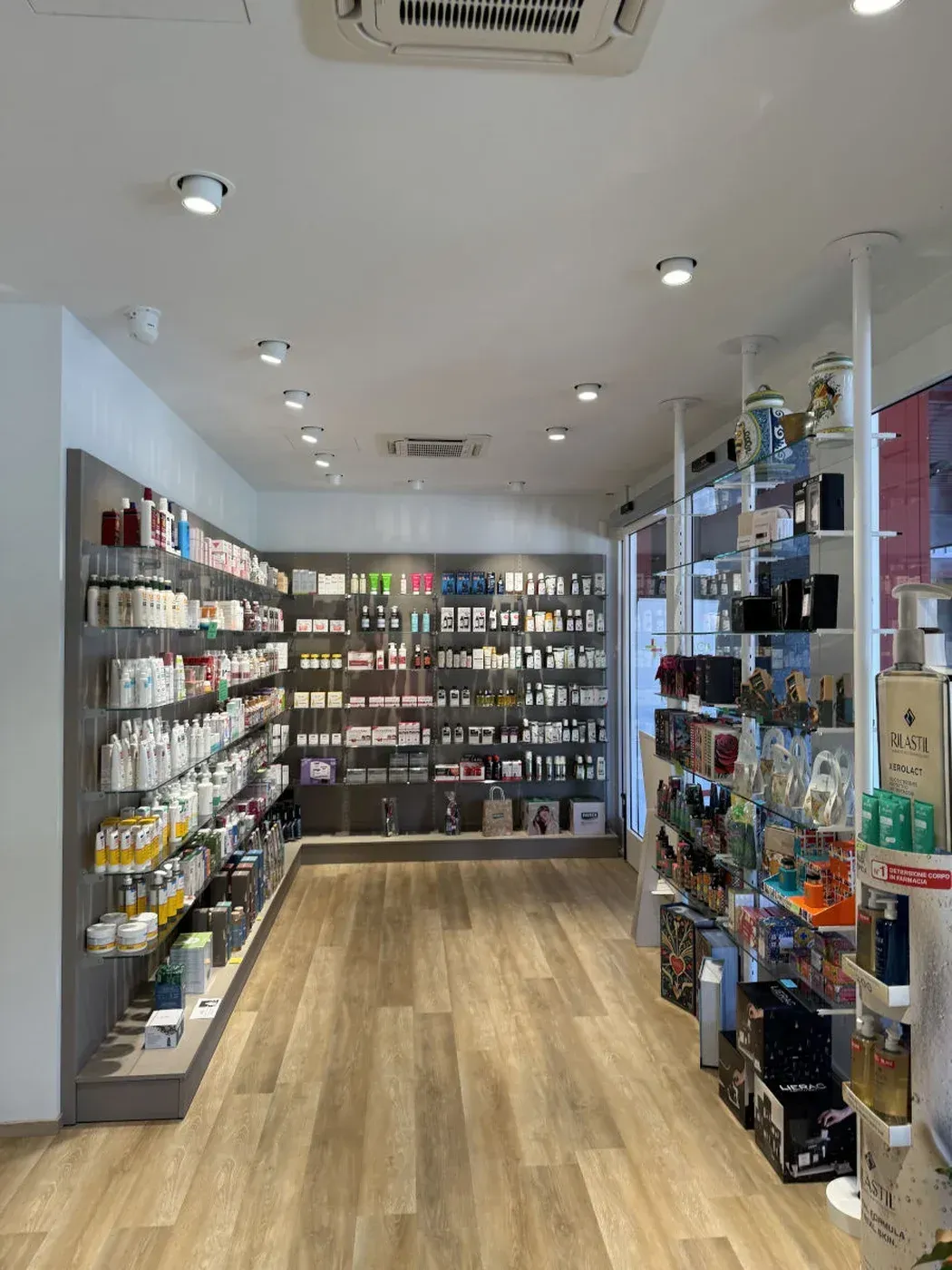 Arredamento Farmacia Caporusso Bellinzago expo a parete ad angolo