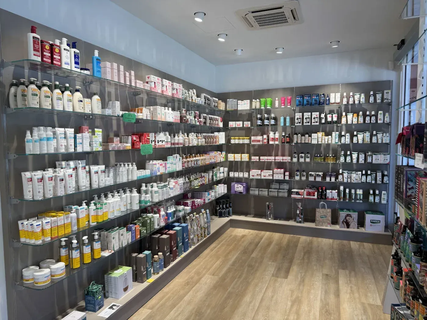 Arredamento  Farmacia Caporusso Bellinzago mobili espositivi
