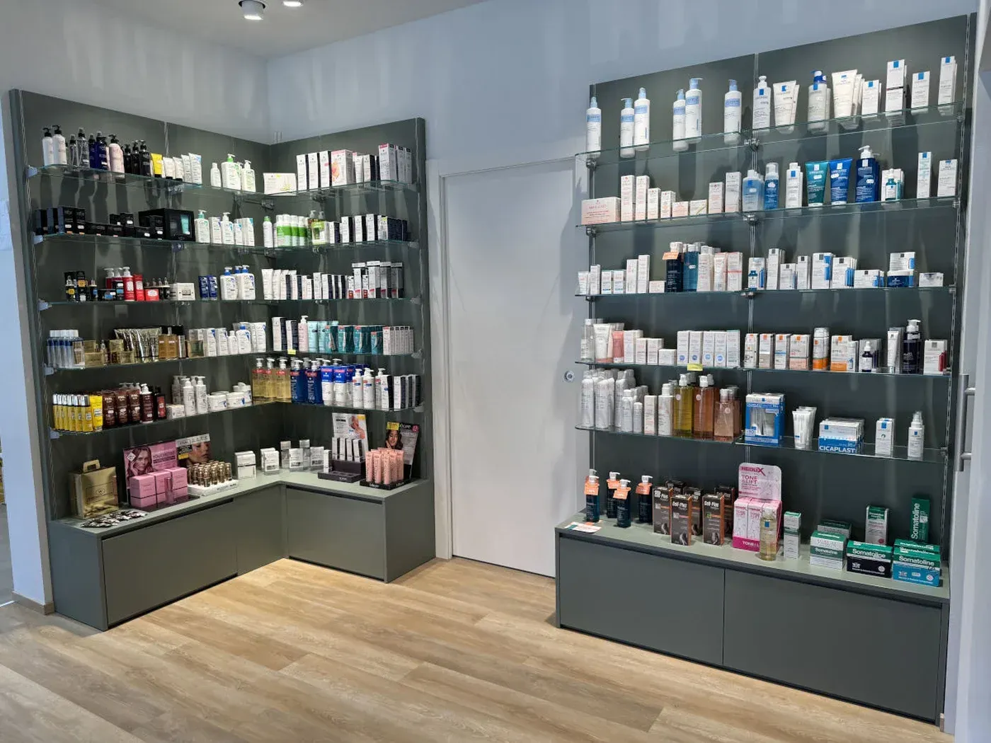 Arredamento Farmacia Caporusso Bellinzago scaffali espositivi e prodotti
