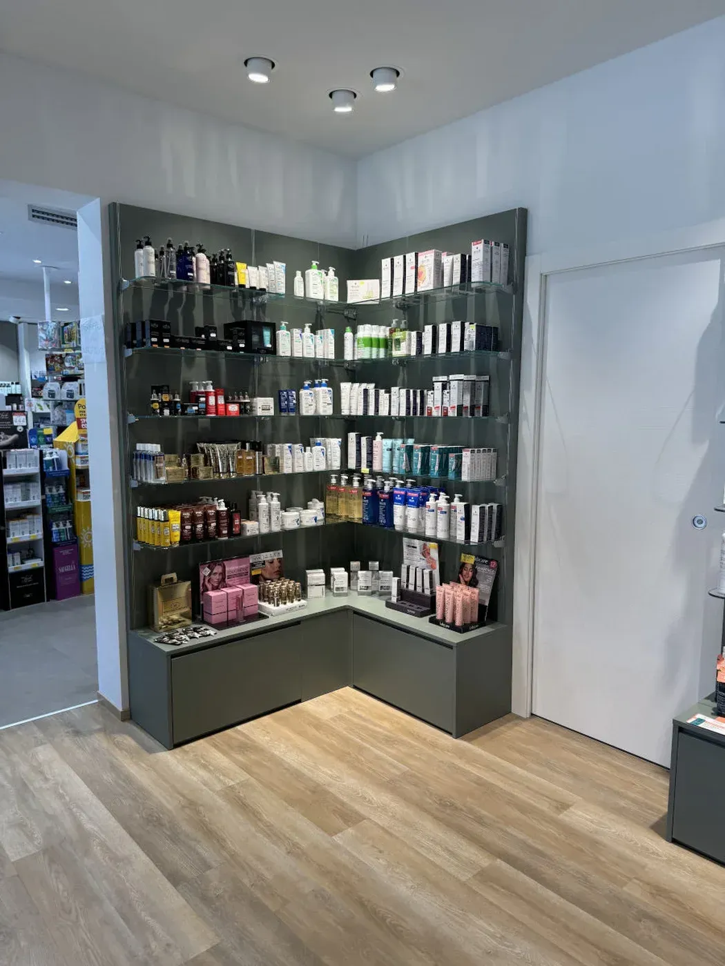 Arredamento Farmacia Caporusso Bellinzago expo ad angolo a parete