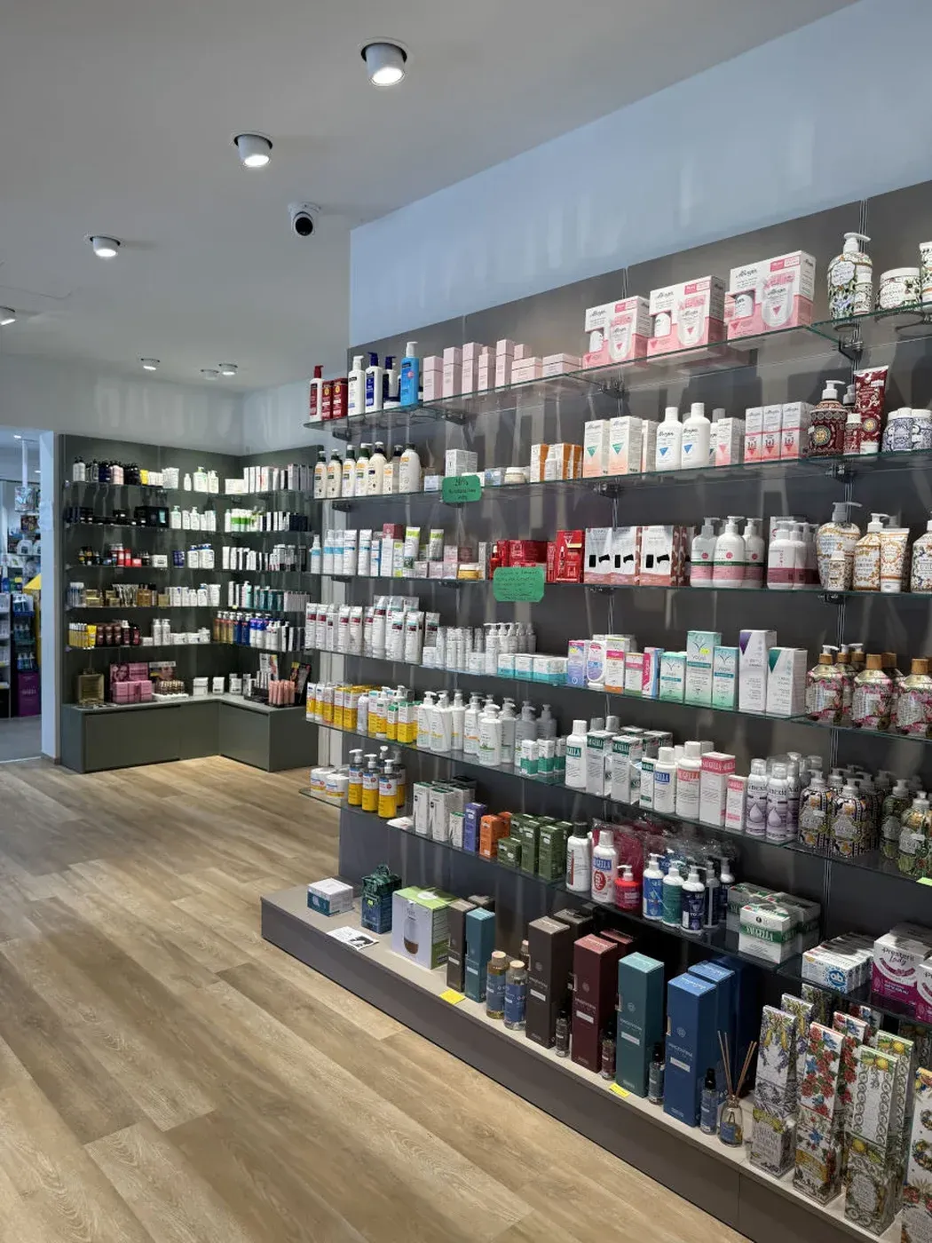 Arredamento Farmacia Caporusso Bellinzago esposizione expo a parete