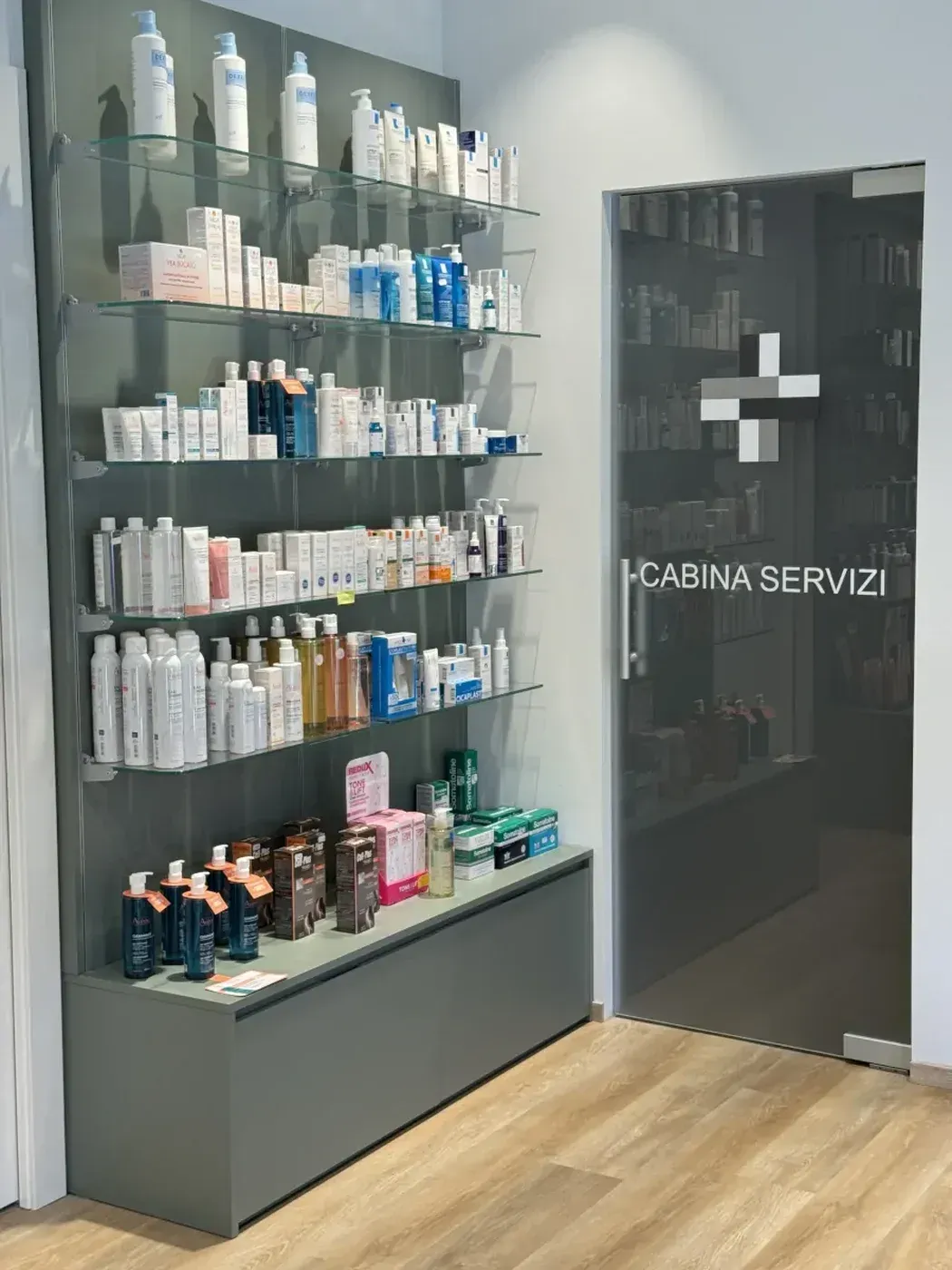 Arredamento Farmacia Caporusso Bellinzago expo a parete