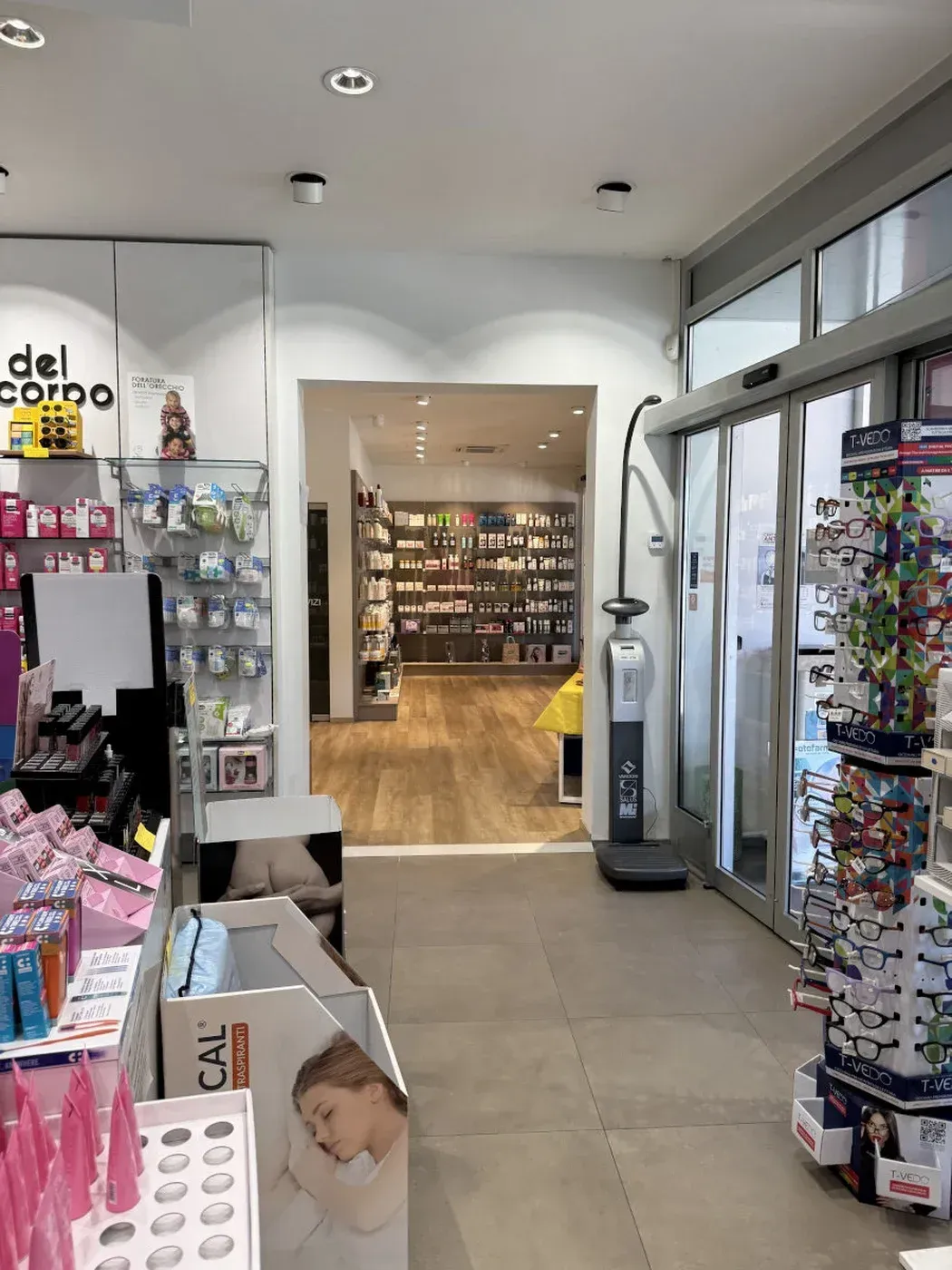 Arredamento Farmacia Caporusso Bellinzago locale vendita