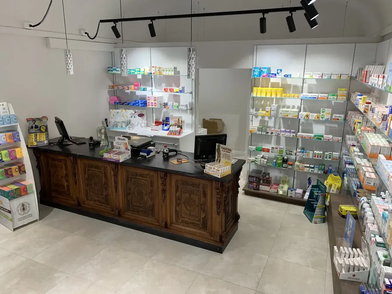 Arredamento Farmacia del Vernato Biella banco vendita e retrobanco